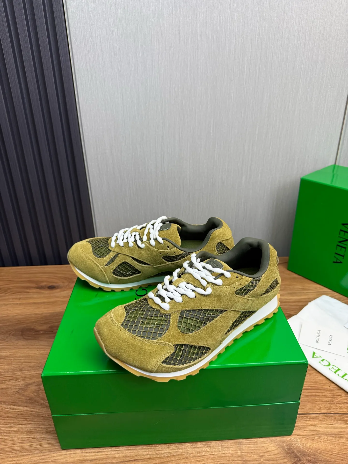 Men's men's shoes 💰660💰Pili BV top version 𝘽𝙊𝙏𝙏𝙀𝙂𝘼 𝙑𝙀𝙉𝙀𝙏𝘼 Orbit sneakers Wang Yibo same style couple style dad shoes 🩷💚 Runner sneakers, made of lightweight technical mesh fabric. Features a geometric patterned rubber outsole. Pay attention to the package craftsmanship ❕ High version shipping ❗️ Very nice, durable to play with and durable to make ✔️ Standard version 💯💯 The outsole is made of color-blocked TPU outsole. Women’s model 35-41 (40 41 customized) Men’s model 39-46 (45.46 customized) Equipped with original packaging